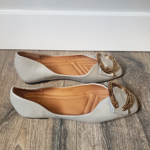 Grey Pumps with Gold Details - Picture 4 of 6